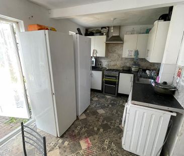 1 bedroom in a house share to rent - Photo 2