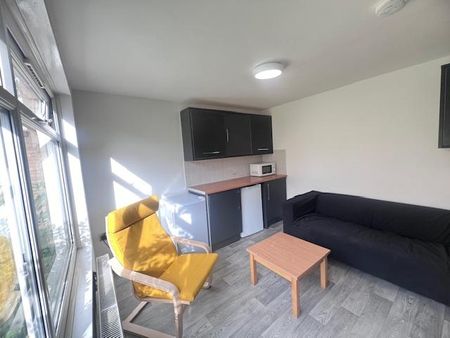 1 bedroom in a house share to rent - Photo 2