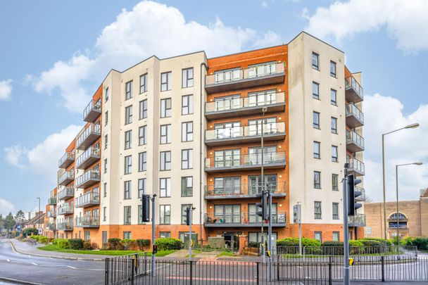 West Green Drive, Crawley, RH11 - Photo 1