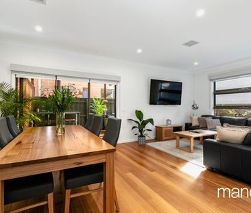 Beautifully Appointed 3 Bedroom + Study Townhouse with all the mod ... - Photo 1