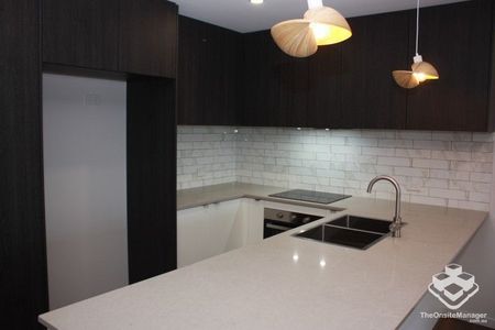 AVAILABLE SOON - LUXURY Unfurnished 2 bed 2 bath 1 Basement Carpark + basement storage - Photo 4