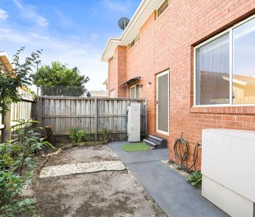 Comfortable Three Bed Home in the Heart of Clayton - Photo 6