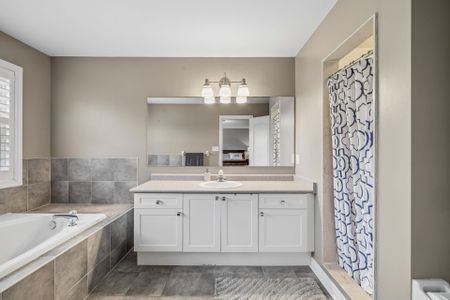 For Lease - 2163 Blackforest Crescent, Oakville, Ontario - Photo 5