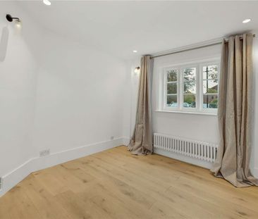 A charming cottage in the heart of Farnham town centre with a priva... - Photo 4