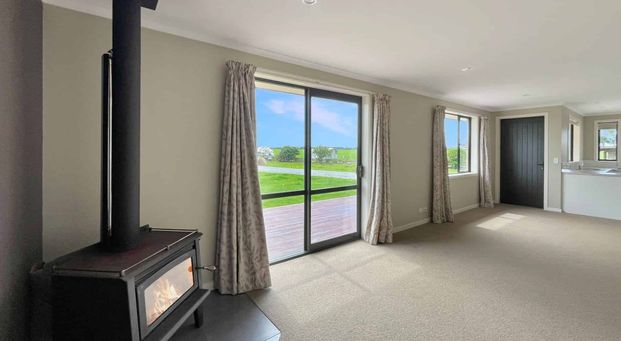 ASHBURTON, FOUR BEDROOM, PET FRIENDLY, LOG BURNER - Photo 1