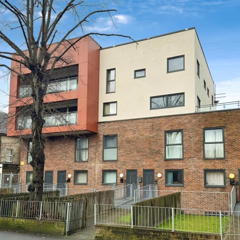 2 bedroom flat to rent - Photo 2