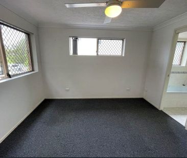 2 BEDROOM UNIT WITH 2 SECURE CARPARKS - SOUTHPORT - Photo 4