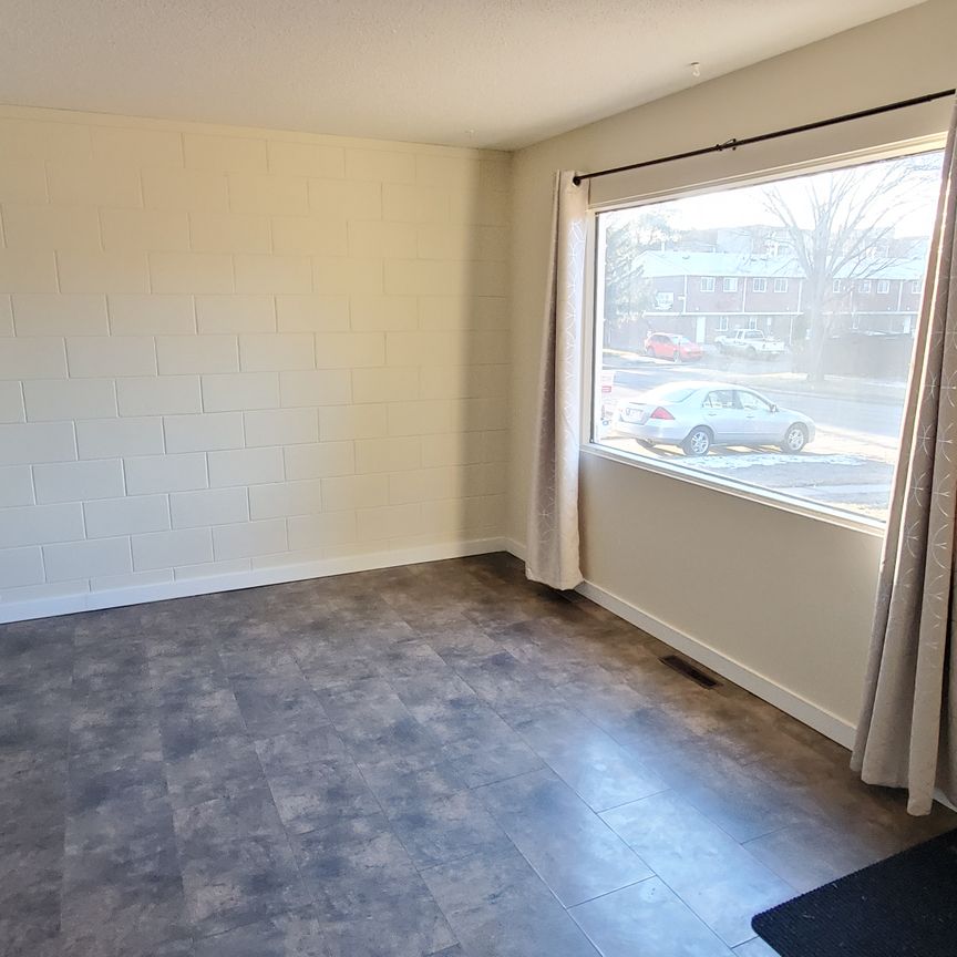 PET FRIENDLY!! 3 Bedroom 1/2 Duplex on the North Side!! - Photo 1