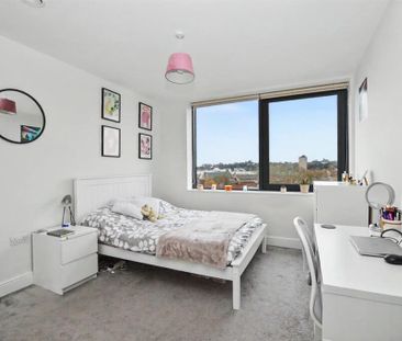 2 Bedroom Flat / Apartment to let - Photo 2