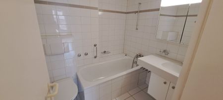 Bienne, 3-room apartment in the heart of the old town - Photo 5