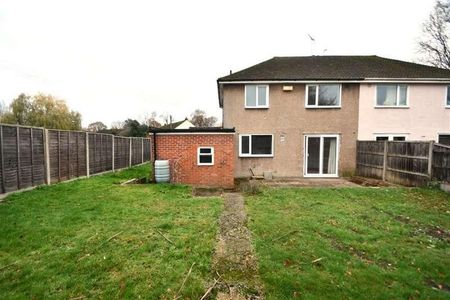 Bedroom Semi-detached House In Farnborough, GU14 - Photo 2