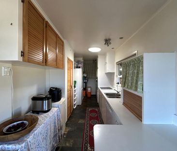 Warm & Sunny 3 bedroom Home with Views - Photo 3