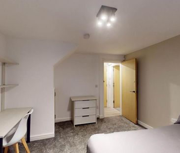 4 bedroom flat to rent - Photo 2