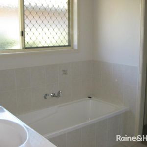 FREE STANDING VILLA CLOSE TO TOWN - Photo 2