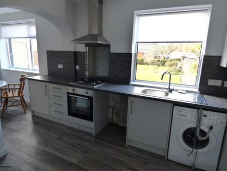 4 bedroom semi-detached house to rent - Photo 2