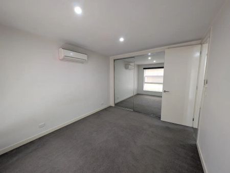 “Two bedroom townhouse with street frontage!” - Photo 2
