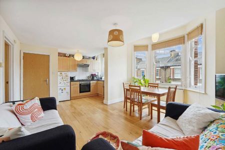 3 bedroom flat to rent - Photo 4