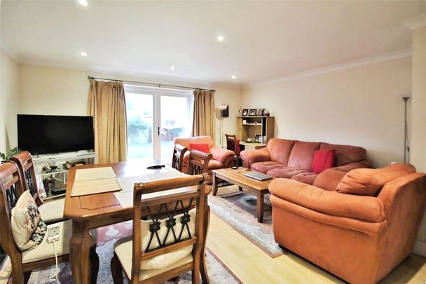 Victoria Mews, St. Judes Road, Englefield Green, Egham, TW20 0BF - Photo 1