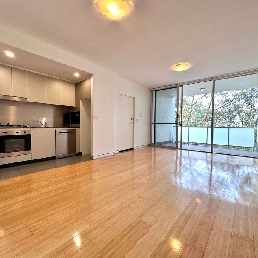 Spacious and Modern 1 Bedroom Apartment - Photo 1