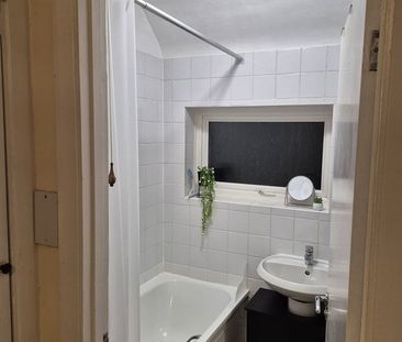 Room in a Shared House, Knepp Close, BN2 - Photo 6