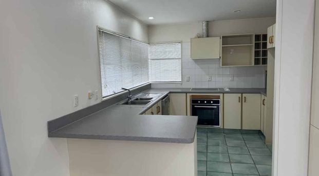 Lovely Modern 3 Bedroom Home available close to Southmall - Photo 1