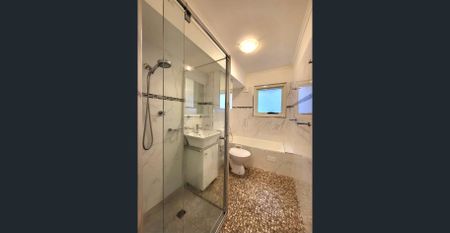 Beautifull and bright quiet Oceanside Apartment, Luxury Living ~ Please Contact Agent for inspection - Photo 3