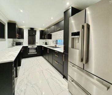 2 bedroom Flat To Let - Photo 2