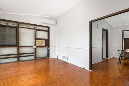 LOCATION, LOCATION, LOCATION! - Photo 4