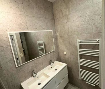 Volledig gerenoveerd gelijkvloers appartement met 2 slaapkamers te ... - Foto 4