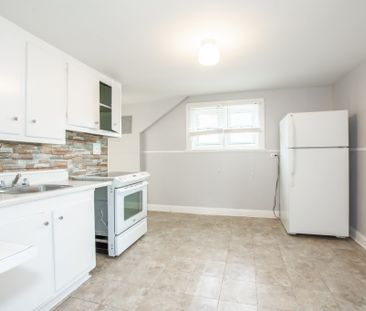 Spacious 2 Bedroom Upper Unit in Welland!! - Photo 3