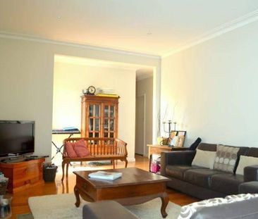 Great Location Walking Distance To CBD. - Photo 2