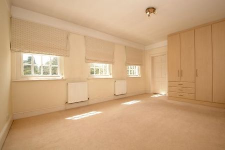 6 bedroom detached house to rent - Photo 5