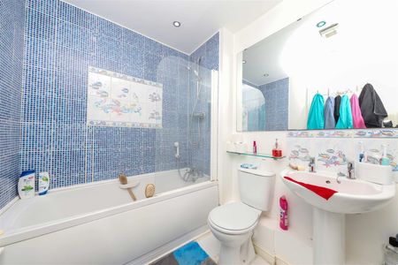 Crispin Way, Hillingdon, Middlesex, UB8 - Photo 4