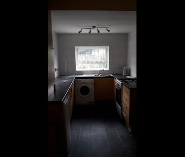 Room in a Shared House, Strawberry Road, M6 - Photo 5