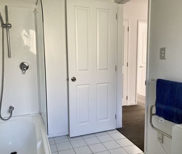 Low maintenance home with double garage - Photo 6