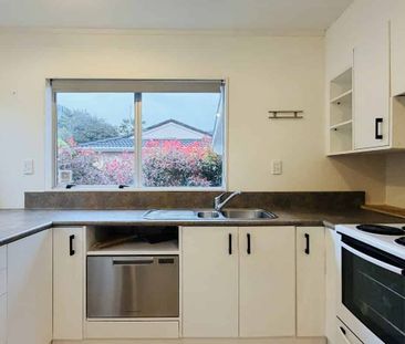 Cosy Two-Bedroom Townhouse with Extra Space and Outdoor Living - Photo 3