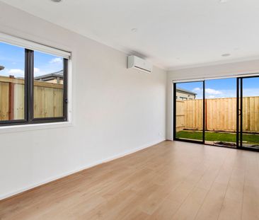 3 BEDROOM FAMILY HOME IN THORNHILL PARK - Photo 1