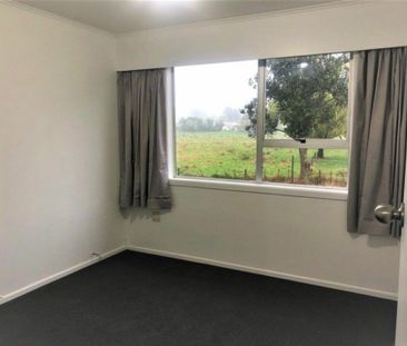 Sunny & Tidy Home with Garage - $600 per week - Photo 2