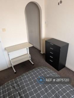 1 bedroom in a flat share to rent - Photo 2