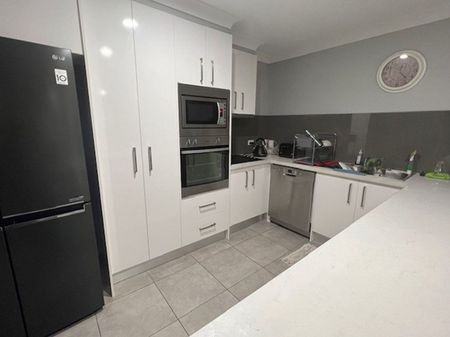 Executive Villa located in a quite Cul-De-Sac - Photo 2