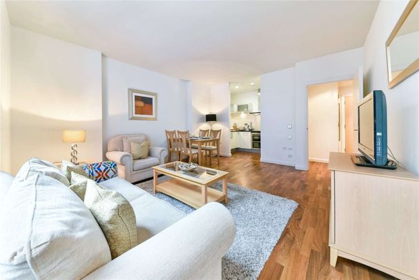 Spacious one bedroom apartment in a dockside development with a footbridge into the Canary Wharf Estate. - Photo 1