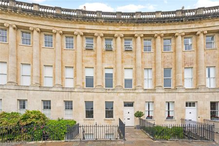 An impressive Grade I listed ground floor flat, located in one of Bath's most prestigious addresses with wonderful views across the crescent lawns. - Photo 5