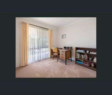 Perfect setting for outside entertaining ... - Photo 3