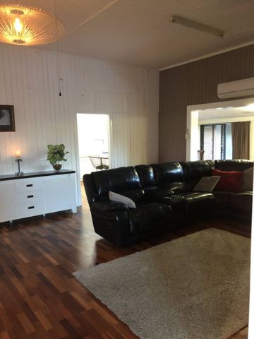 Large residence, close to all amenities - Photo 2