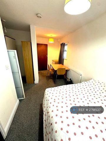 1 bedroom in a house share to rent - Photo 4