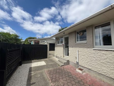 Recently renovated two bedroom home - Close to Town! - Photo 3