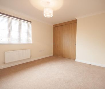 3 bedroom end of terrace house to rent - Photo 2