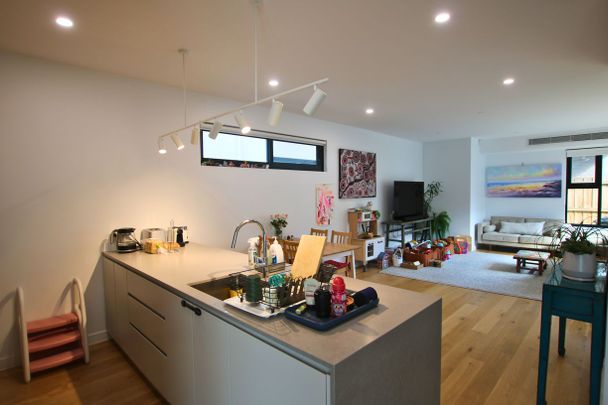 Architecturally crafted townhouse.. - Photo 1