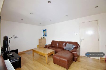 4 bedroom detached house to rent - Photo 2