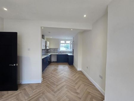 4 bedroom end of terrace house to rent - Photo 5